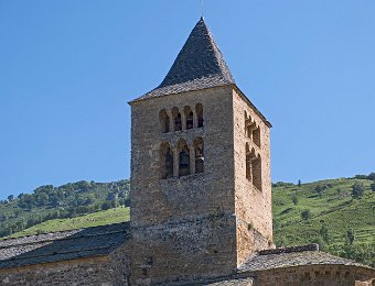 Axiat  Le clocher est installé sur la croisée.