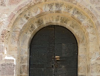 Arnave  Le portail. La chapelle est classée monument historique en 1965