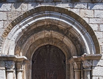 Mercus  Portail sculpté en grés