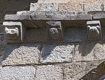 Mercus  Détail des sculptures de la corniche