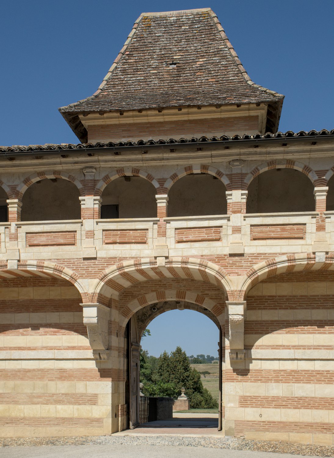 Entrée du châeau vue de l'intérieur de la cour d'honneur