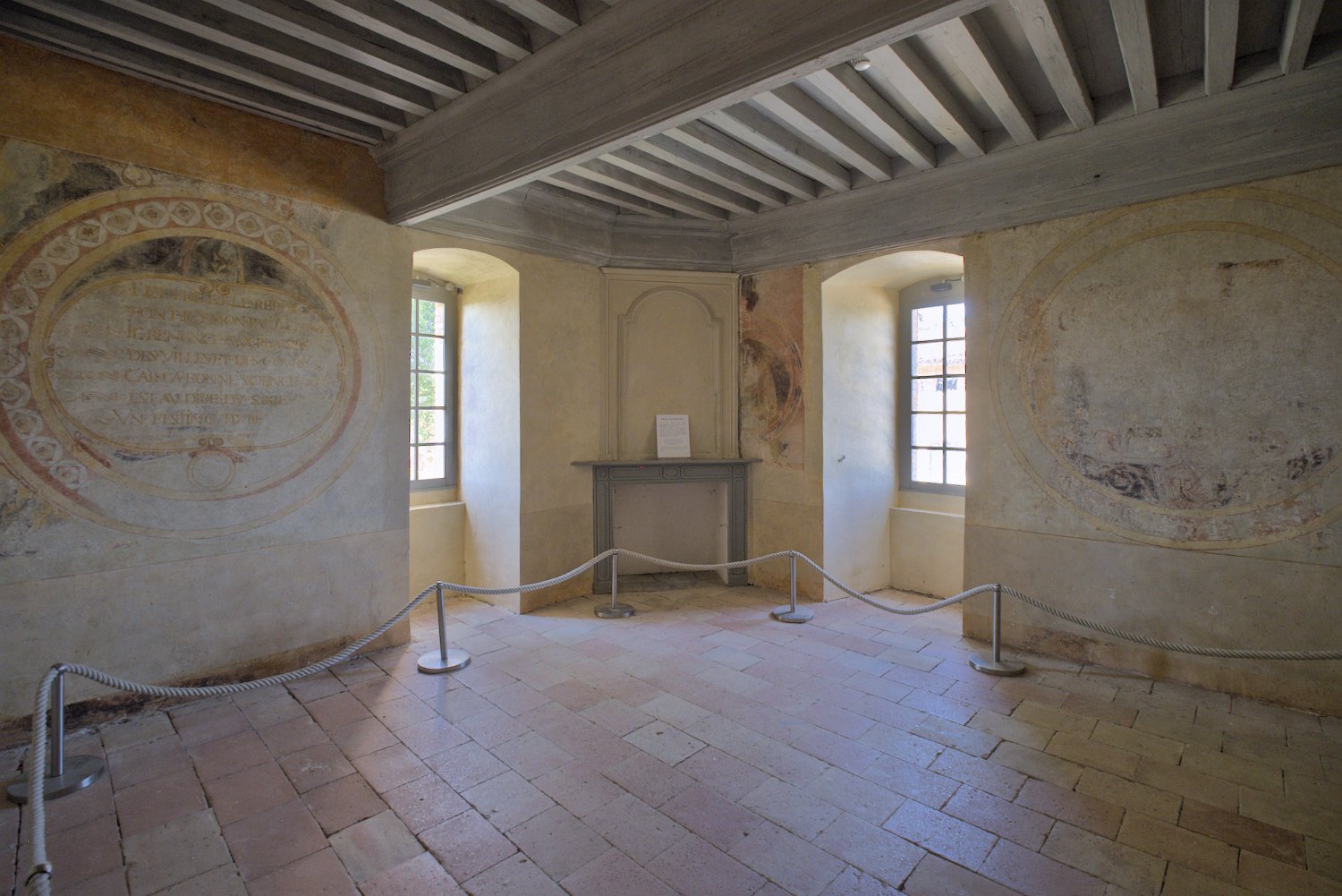 Ancien cabinet d'étude avec peintures murales d'époque