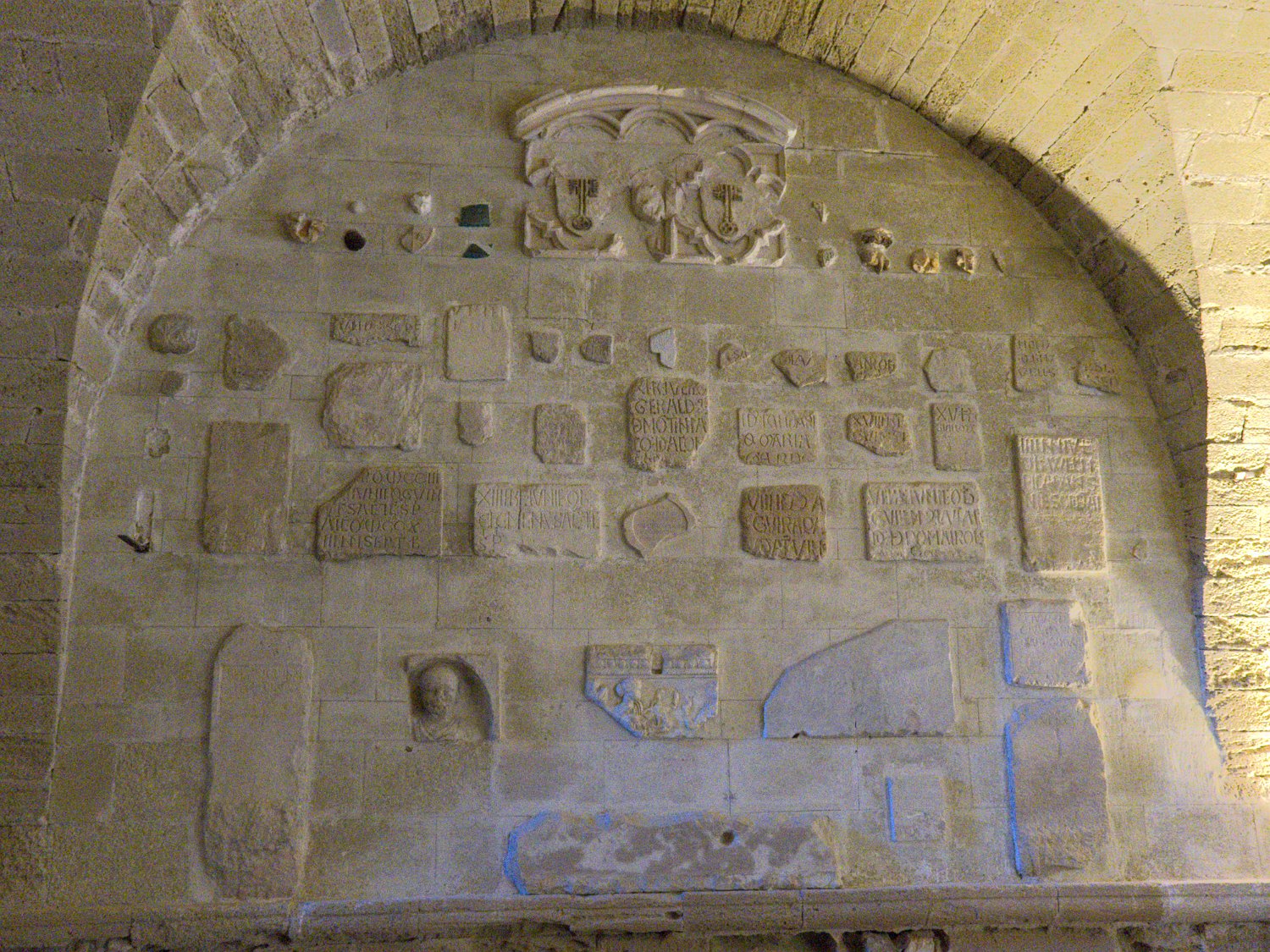 Ensemble de bas-reliefs et d'épitaphes découverts lors de la rénovation du dallage (mur 2ème travée)