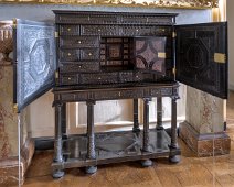 Le grand cabinet à l'italienne - Le cabinet en ébène et bois noirci