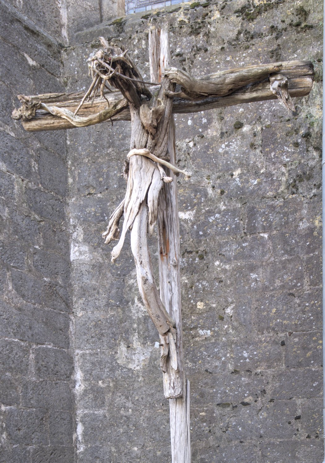 Croix de l'église en bois fabriquée par un artisan local