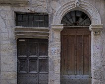 Double porte d'un immeuble non identifié