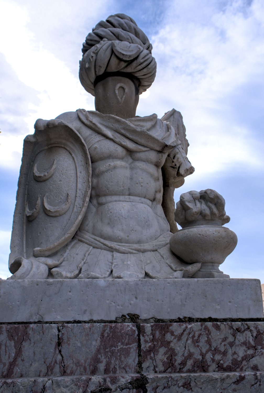SCulpture d'angle de l'obélisque représentant l'Afrique