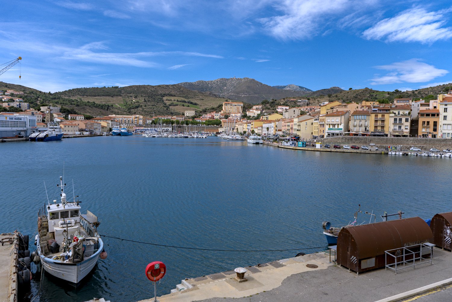 Le port. Au fond le port de plaisance