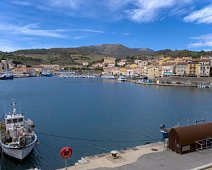 Le port. Au fond le port de plaisance