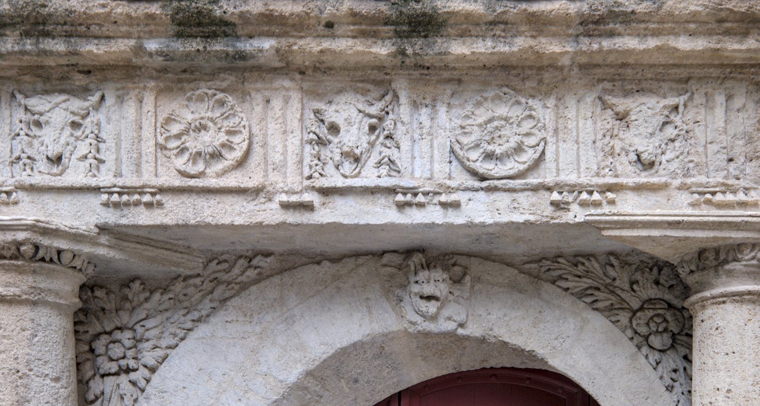 Entablement sculpté