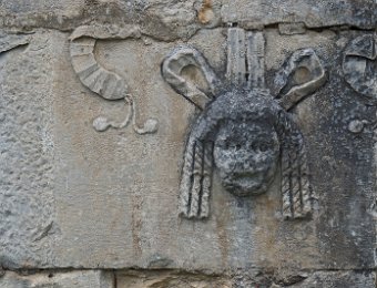 Sur la façade, pierre de réemploi (masque de théâtre)