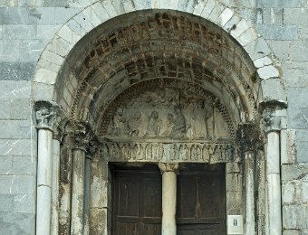 Portail roman à 2 entrées séparées par une colonne antique en réemploi