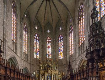 Choeur renaissance- Au fond le rétable en bois sculpté