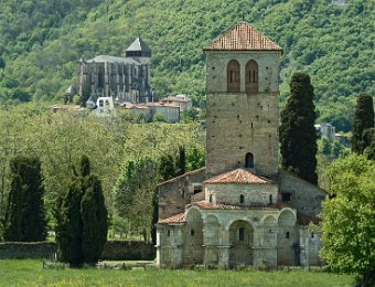 Perspective sur la basilique Saint Just et la cathédrale Sainte Marie