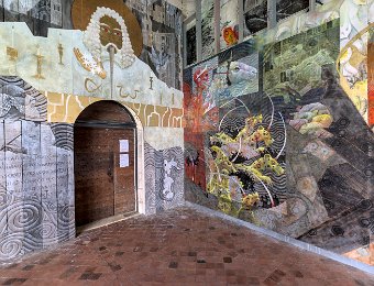 Fresque de l'apocalypse  L'Apocalypse de Saint-Émilion d'après Saint Jean mesure 38,5 mètres de long et 5 mètres de haut. C'est une oeuvre de l'artiste-peintre François Peltier réalisée à la demande de la paroisse, des Amis de la Collégiale et du curé