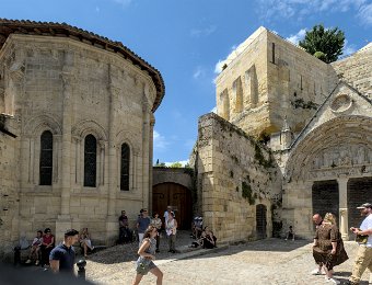 Site de l'église monolithe, la chapelle et le porche d'entrée