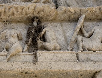 Le  tympan du porche, détail des sculptures