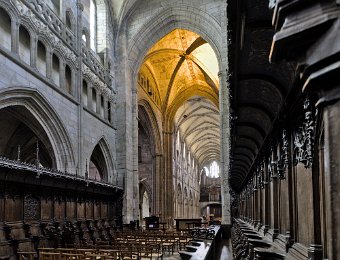 Le choeur avec les 33 stalles en chène massif sur le côté