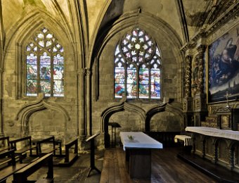 Autel du Rosaire. Le vitrail de droite représente saint Paul terrassant le dragon