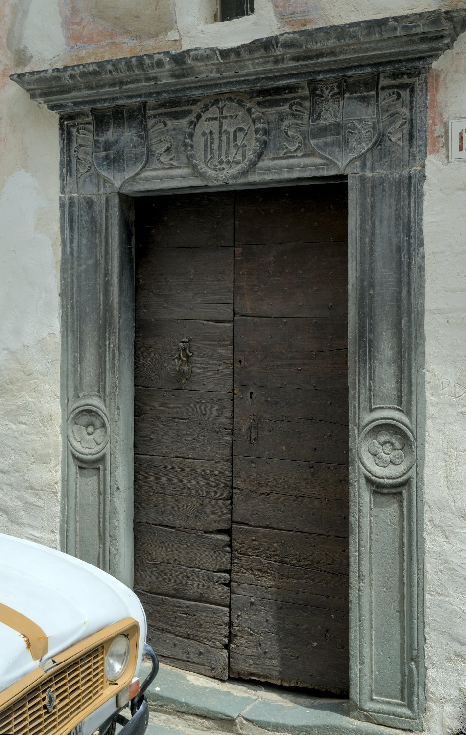 Porte au ninteau sculpté