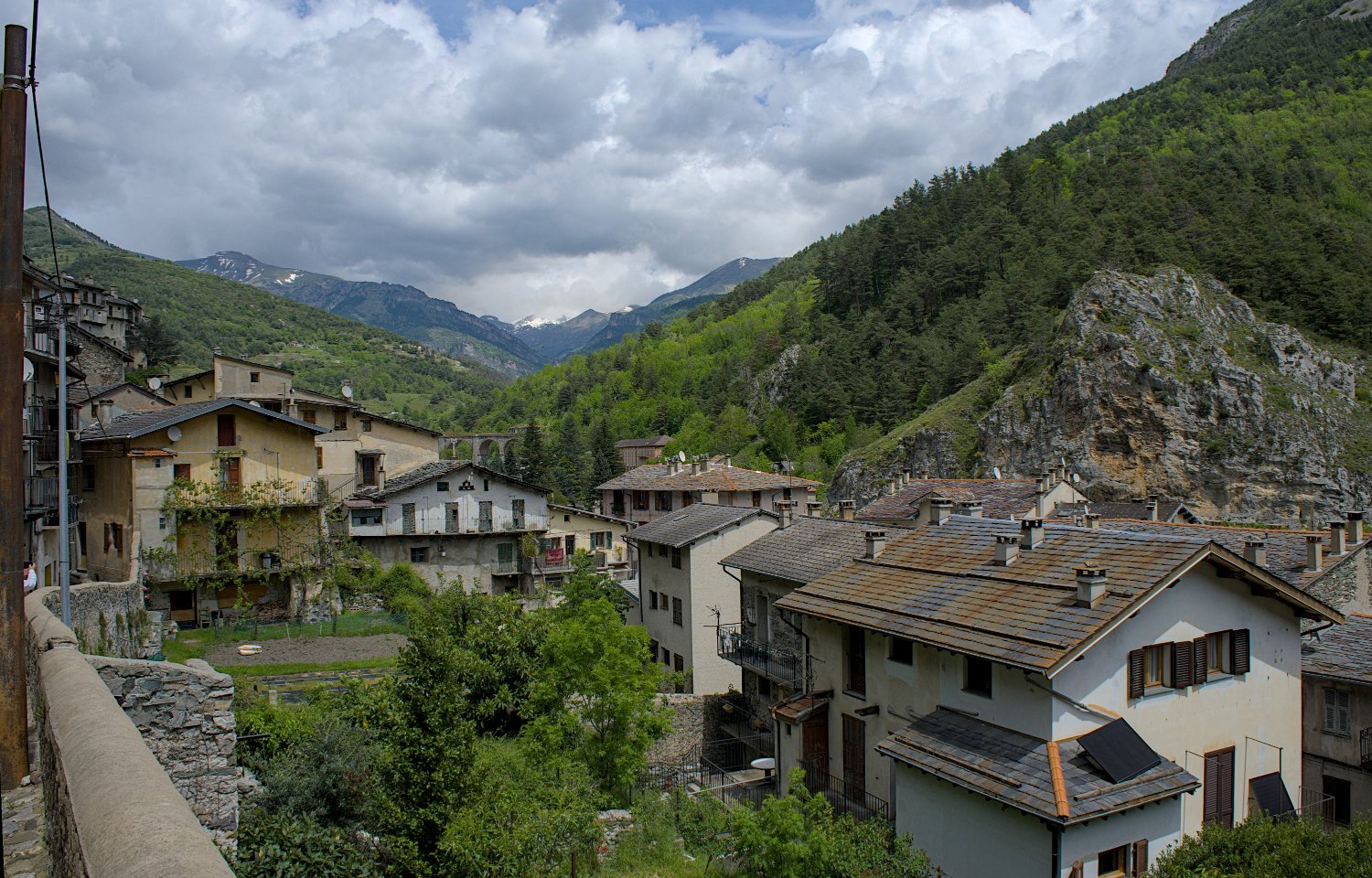 Vue sur les maisons et la vallée de la Roya