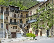 Maisons traditionnelles  Les habitations traditionnelles de Tende sont construites en pierre locale, avec des toits en lauze. Ces maisons, souvent collées les unes aux autres, présentent des façades simples avec de petites fenêtres, adaptées aux rigueurs du climat montagnard.
