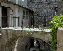 Détail de l'urbanisme du village  Les escaliers, ruelles et passages sous voûtes sont interconnectés, formant un réseau complexe qui favorise la déambulation. Ils contribuent à l'unité architecturale du village, créant un environnement homogène où chaque élément est en harmonie avec les autres.