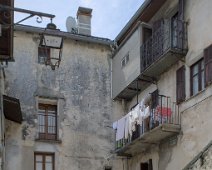 Passage sous voûte  Les passages sous voûtes sont des passages couverts qui permettent de passer d'une ruelle à une autre ou de pénétrer dans des cours intérieures. Ces voûtes sont généralement en pierre et font partie intégrante des structures des bâtiments.