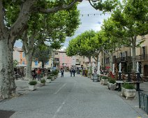 La place des Ormaux  Les ormeaux, plantés là jadis après le passage de têtes couronnées françaises, n’ont pas résisté à la maladie affectant cette espèce et furent abattus il y a une trentaine d’années.