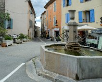 Fontaine et place des Ormaux (à gauche)