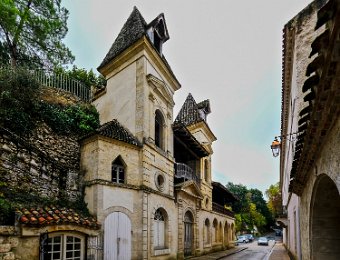 Façade Bransoulié  Façade en trompe l'oeil construite devant le rocher qui fait face au moulin. Cette façade rassemble plusieurs styles architecturaux, gothique, antique ou encore baroque