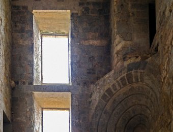 Coeur de logis, détail des arcades situées aux angles et suportant les tours