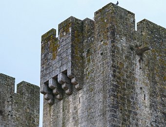 Une bretèche, dispositif de défense situé au dessus d'un accès pour le défendre  Le moulin a été muni d'une bretèche côté sud pour protéger l'entrée et d'une autre, au nord, pour assurer la protection de l'accès via la rivière
