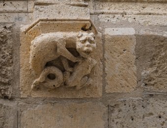 Sculpture sur les fondements des colonnes de la galerie