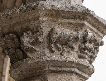Châpiteau sculpté d'une colonne de la galerie
