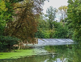 Barrage  La Baïse est navigable actuellement sur 61km (anciennement 84) grâce à des barrages qui régulent le niveau de l'eau et des écluses (30 à l'origine, 21 qui fonctionnent) qui permettent le passage des bateaux