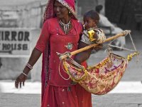 Vêtement traditionnel  Que ce soit à la ville ou à la campagne, les femmes sont souvent habillées en vêtement traditionnels, même si le jean tend à se répandre chez les jeunes en ville. Les principaux vêtements traditionnels sont : -	Le sari : bande de tissu non cousue de 4 à 9 m de longeur dans lequel les indiennes se drapent le corps. Le tissu est fait en coton, en polyester ou en soie imprimée. Il existe différents types de sari suivant les régions -	Le ghagra choli : principalement utilisé au Rajasthan et au Gujarat, il se compose de 3 pièces : le choli (genre de blouse), le lehenga ou le ghagra (longue jupe laissant le bas du dos et le ventre nu) et le dupatta qui sert à couvrir la tête et les parties non couvertes du corps. -	Le salwar kameez : tunique longue portée sur un pantalon ample -	Le churidaar kurta, même chose que le précédent mais avec un pantalon collant.