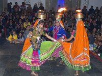 Danse "Chari"  Cette danse est une reconstitution d'une ancienne cérémonie de mariage.  Des jeunes filles portant ce pot éclairaient le visage de la mariée qui avait été jusqu'à ce moment caché au futur mari.