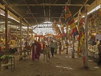 Vache déhambulant dans un marché