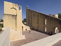 Le grand Samrat Yantra (cadran solaire)  La partie haute est le gnomon. On distingue également un des arcs latéraux
