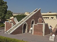 Le petit Samrat Yantra (cadran solaire équatorial)  Il assure la même fonction que le grand mais permet une lecture plus rapide. Il est précis à 20 secondes près