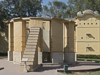 Le Rama Yantra B  Il assure les mêmes fonctions que le rama yantra A mais il est plus petit et constitué de 2 constructions placées symétriquement de part et d'autre d'une allée. Ces deux constructions fonctionnent par alternance