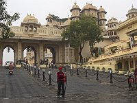 Entrée du city palace (portes Tripolia)  Cette porte à trois arches a été construite en 1711 et donne accès à la grande cour (Manesh Chowk)