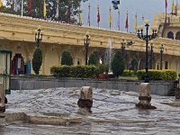 Dans la cour d'entrée (Manesh Chowk), bosses de repos des éléphants  Les éléphants étaient attachés par une patte aux piliers et pouvaient se coucher en se calant sur les bosses