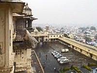 La grande cour (Maneh Chowk) et l'entrée du city palace (Tripolia gates) - Vue sur la ville d'Udaipur