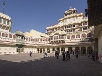 Pritam Chowk (cour intérieure)  C'est la cour intérieure qui donne accès à  la résidence de l'actuel maharaja et de sa famille (Chandra Mahal). Elle comporte 4 portes ( Ridhi Sidhi Pol) correspondant aux 4 saisons