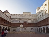 Karam Mahal Chowk - vue de l'autre côté avec le bassin et le trône
