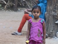 Petite fille dans un village près de Ranakpur