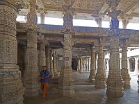 Vue de l'intérieur et d'un étage à claire voie  Le décalage des toitures permet l'éclairage de l'intérieur du temple