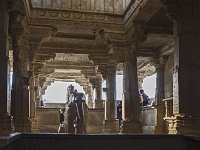 Eléphant de marbre et vue vers l'extérieur